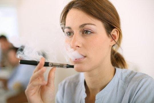 co vyfukujeme při kouření elektronické cigarety a jaké látky v aerosolovém dýmu ovlivňují zdraví