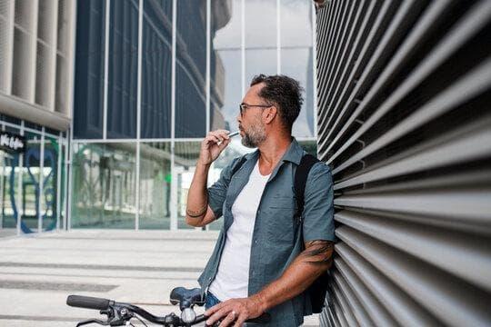 Co přinese elektronické cigarety zákaz v roce 2025 pro uživatele i prodejce