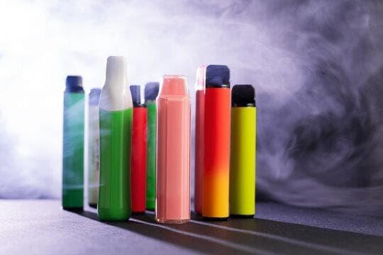 Budou se smět kouřit elektronické cigarety v restauracích i venku dnes?