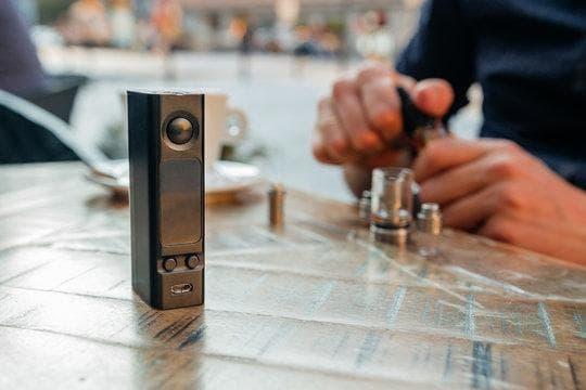 Kde můžu sehnat e cigaretu pro nezletilé a proč je to nezákonné a zdravotně rizikové