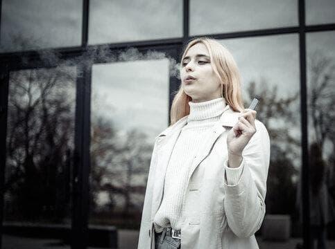 Co způsobuje elektronická cigareta pálení v krku a jak rychle zmírnit podráždění